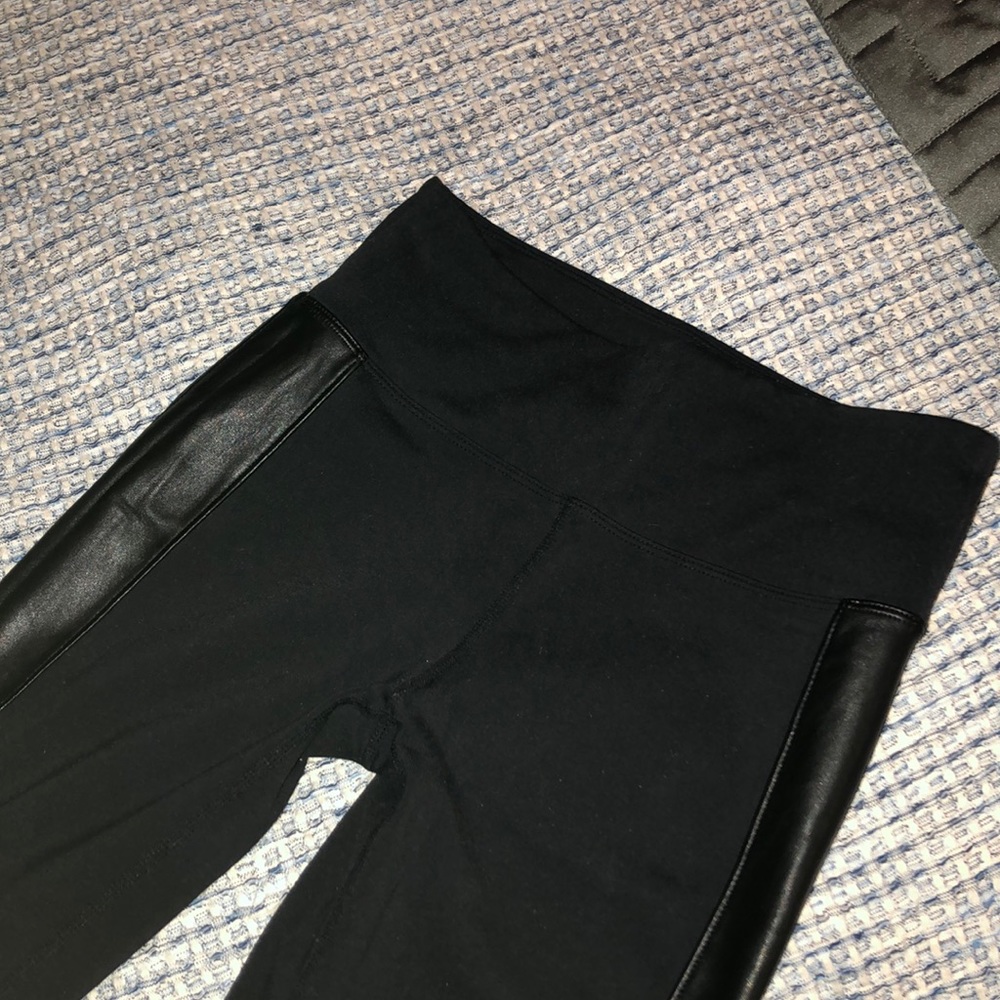 Athlete leggings with faux leather side panels